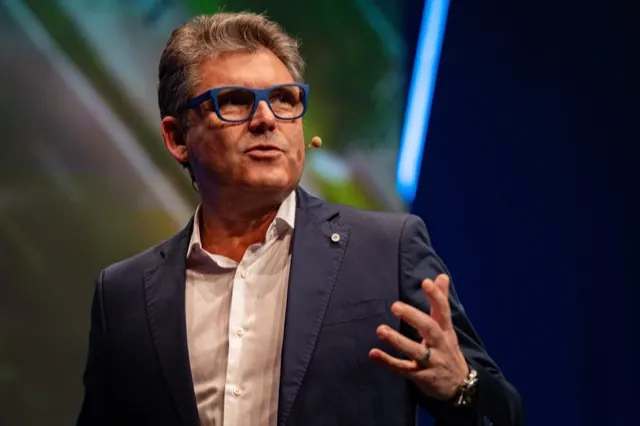 Reunión de equipo para estrategia digital