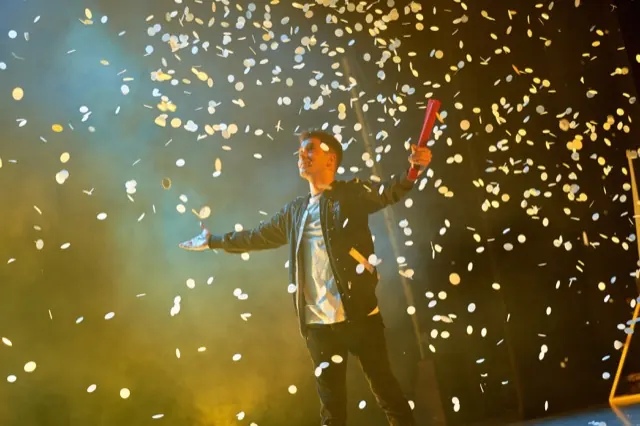 Detalle de branding corporativo en jornada de empresa