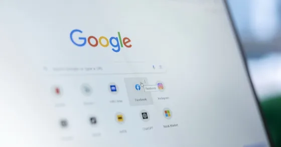 Pantalla con resultados de búsqueda y analítica de visibilidad de una empresa en Google