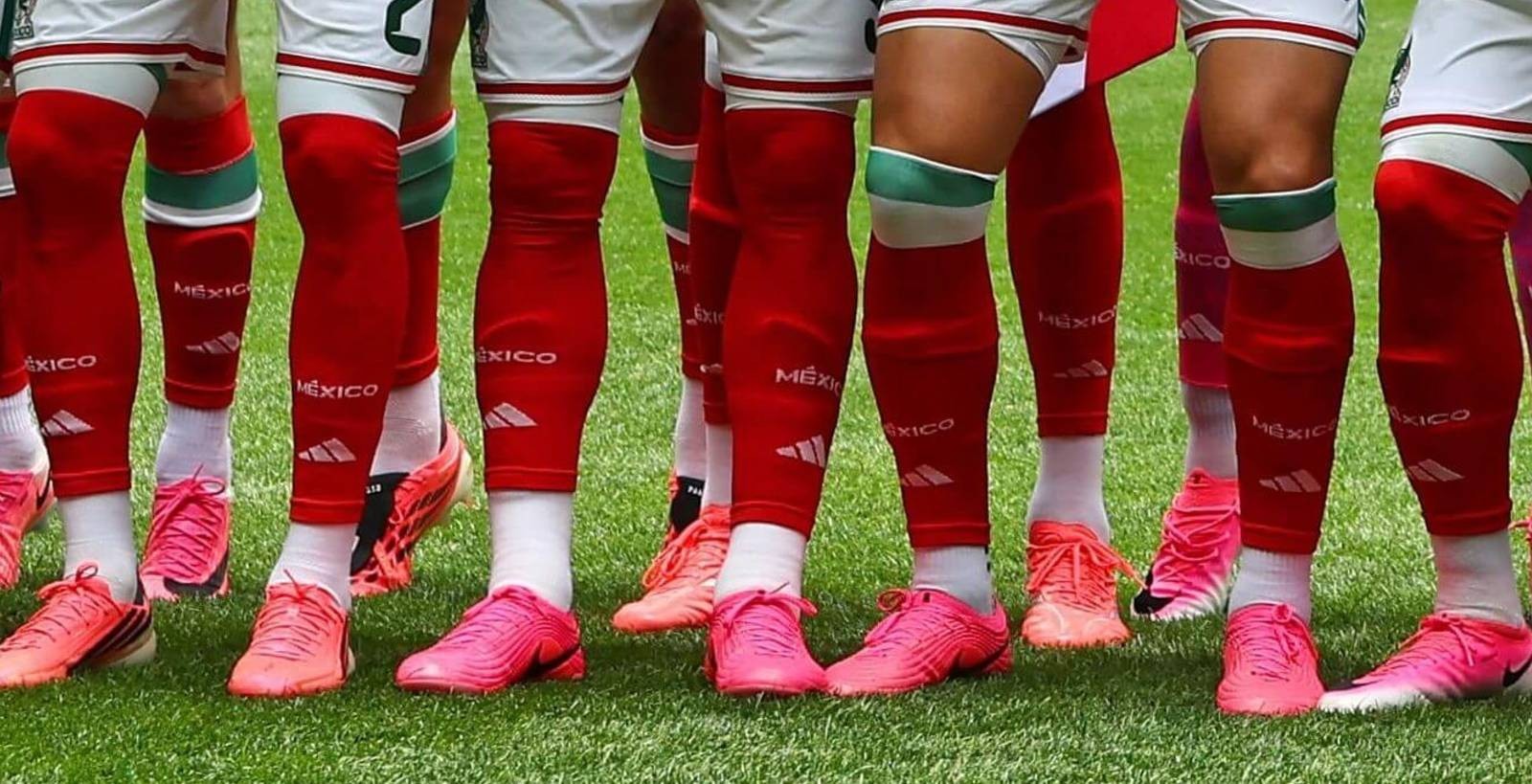 Jugadores disputando un balón en el Mundial con botas de fútbol color rosa fucsia