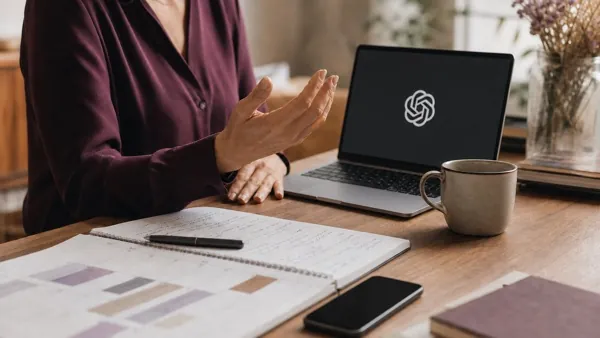 Profesional trabajando con ChatGPT en un portátil