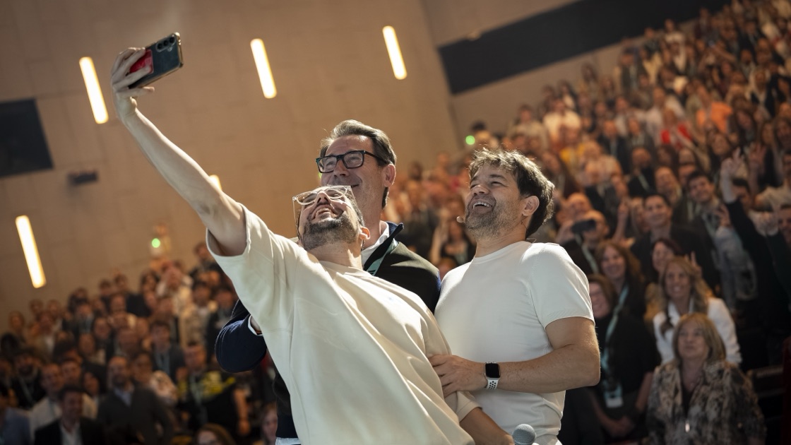 Asistentes y ponentes fotografiándose durante un evento presencial