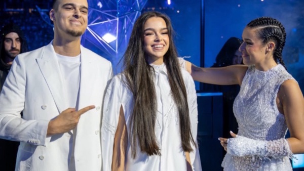 Laura Díaz junto a Marta Díaz y AlphaSniper en La Velada del Año VI