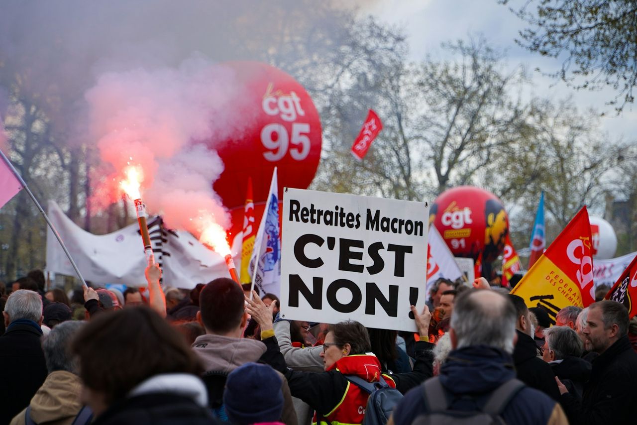 Manifestación sindical con bengalas, globos de la CGT y una pancarta contra la reforma de las pensiones